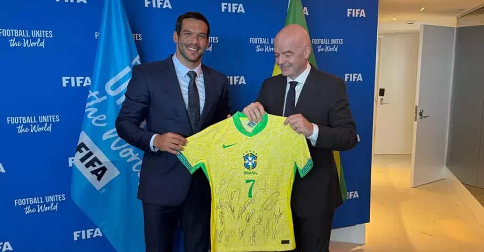 Presidente da CBF, Samir Xaud, presenteando o presidente da Fifa, Gianni Infantino, com uma camisa da seleção brasileira - Foto: divulgação/CBF
