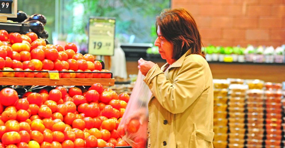 Entre os produtos, o tomate teve o maior aumento no mês, subindo cerca de 27,80% -  Foto: Nilson Figueiredo