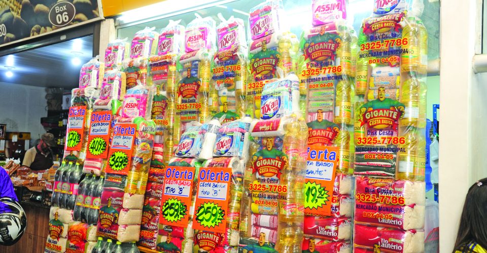 Cesta básicas expostas
em box do Mercadão
Municipal de Campo
Grande - Foto: Nilson Figueiredo/arquivo