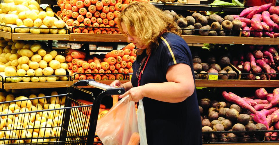Consumidora escolhe produtos no setor de hortifrúti em um mercado da Capital - Foto: Nilson Figueiredo
