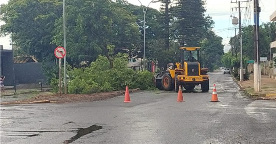 Tempestade em Colniza faz rio transbordar e alagar zona rural