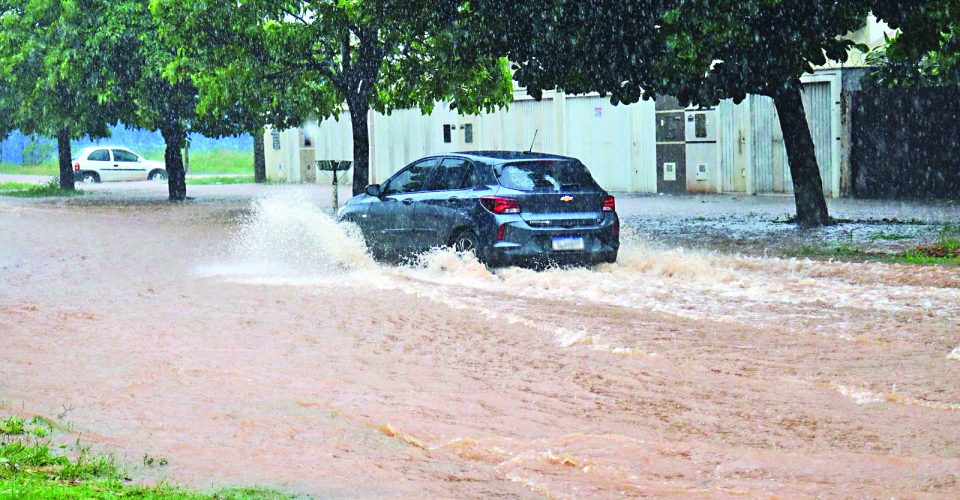 Trânsito em dias de chuva exige cautela e respeito dos condutores às áreas alagadas - Foto: Roberta Martins