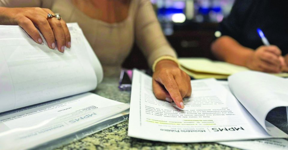 Com inúmeros papeis, mas sem resposta e proteção, vítima pede socorro ao O Estado - Foto: Roberta Martins