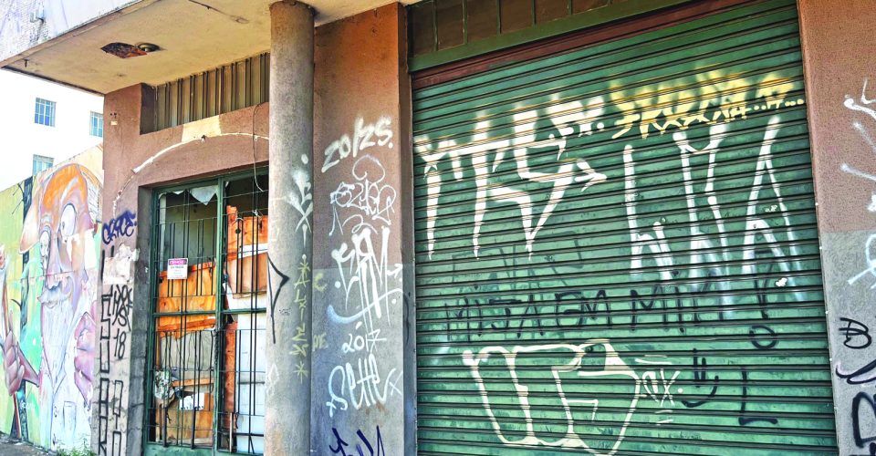 Paredes pichadas e lojas fechadas tomam o Centro e entristecem comerciantes e vizinhos - Foto: Roberta Martins
