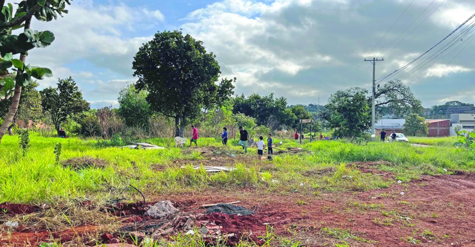 Em diferentes bairros da cidade, barracos improvisados revelam a luta pelo território - Foto: Roberta Martins