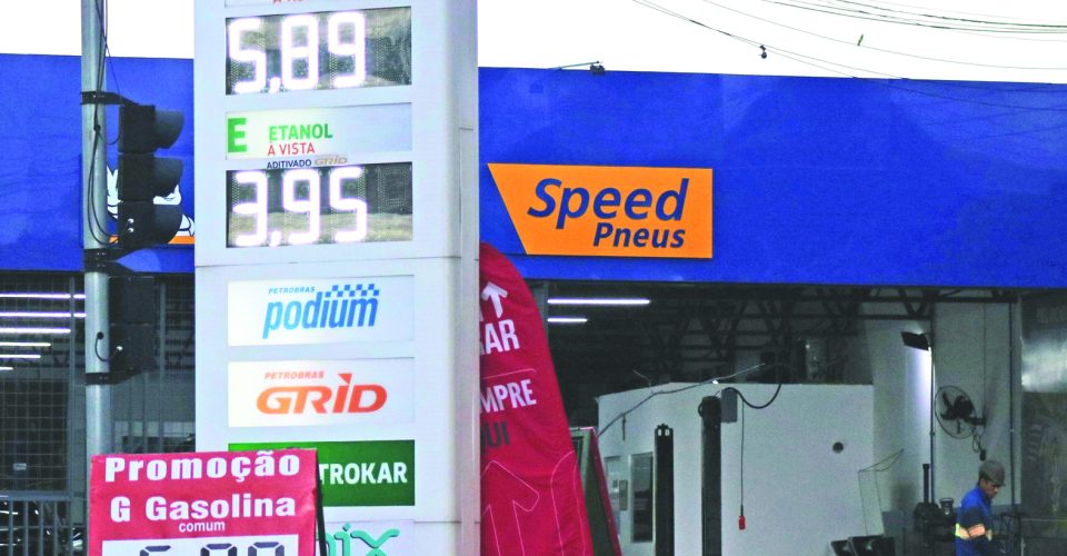 Consumidor agurada
pela diminuição do
preço da gasolina nos
postos de combustível - Foto: Roberta Martins