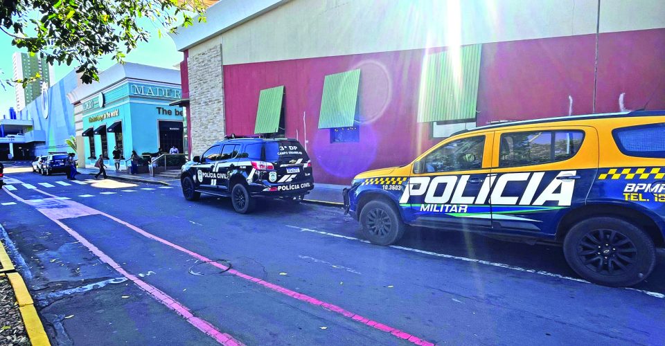 Viaturas da PM e da Polícia Civil durante a ocorrência em uma das entradas do shopping - Foto: Roberta Martins