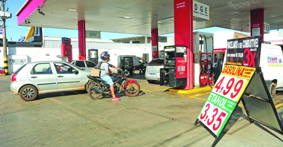 Foto: Placa mostra preço do
etanol e gasolina em
posto localizado na
avenida Fernando Corrêa
da Costa esquina
com a rua 14 de Julho/Nilson Figueiredo