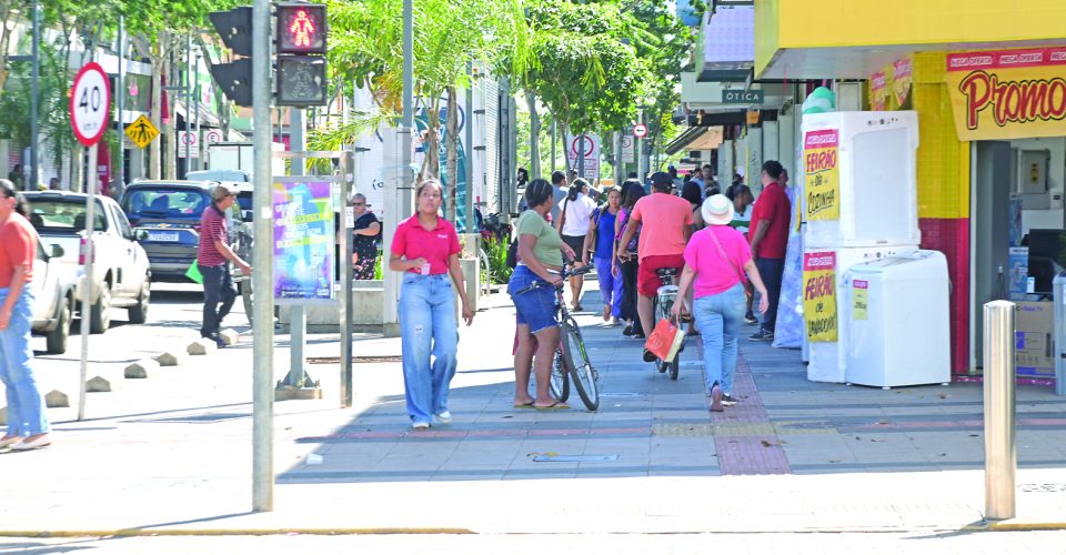 Presentar com sapatos é uma das opções para o Dia das Mães e comércio do Centro espera grande movimento neste sábado - Foto: Nilson Figueiredo
