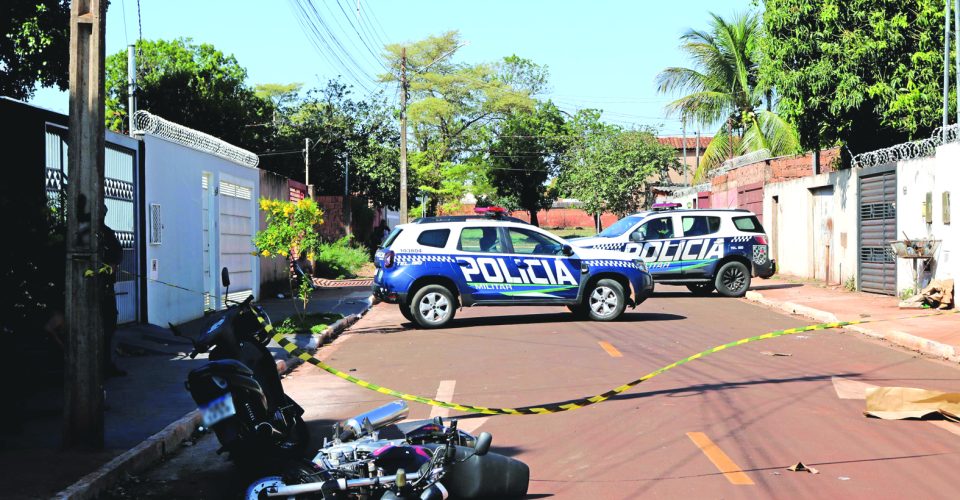 Homem que matou a sogra teria tentado impedir que agentes entrassem no imóvel com facas e tesouras - Foto: Allan Gabriel
