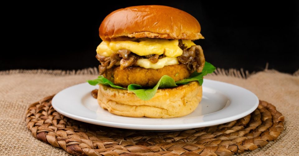 Cabotiã hambúrguer vegano do restaurante Las Vegg CG - Foto: Andrea Correa