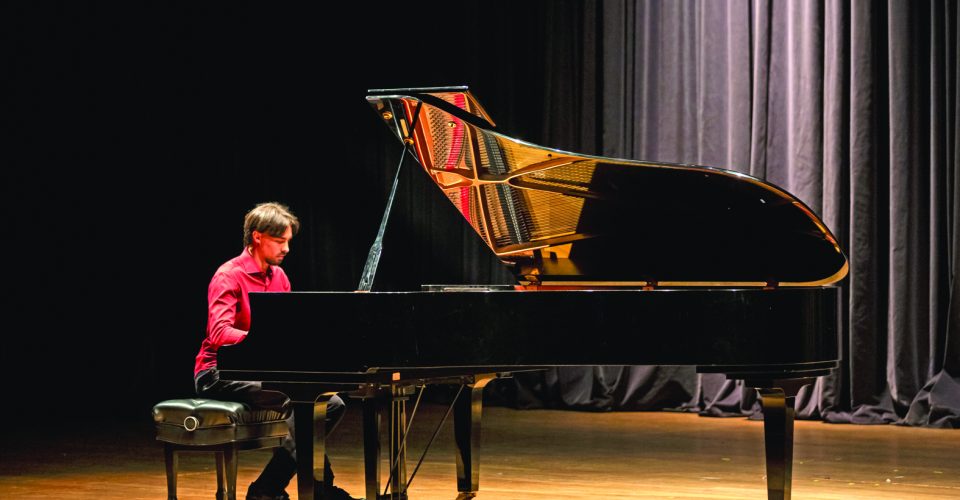 Era de ouro: o pianista Bruno Hrabovsky presta um tributo ao rock clássico de 1975 com releituras tocadas ao piano

Foto: Juliana Hilal