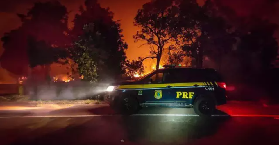 Trecho com foco de incêndio na rodovia - Foto: Divulgação/PRF