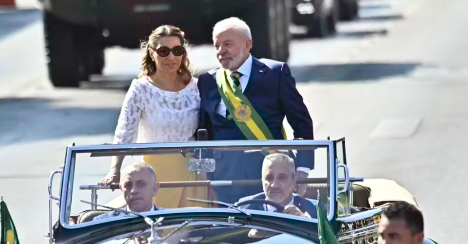 Presidente Lula e Janja desfilam em carro aberto durante o 7 de Setembro — Foto: TON MOLINA/FOTOARENA/ESTADÃO CONTEÚDO