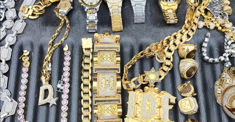 Joias foram apreendidas com a família do traficante Peixão — Foto: Reprodução/ PRF