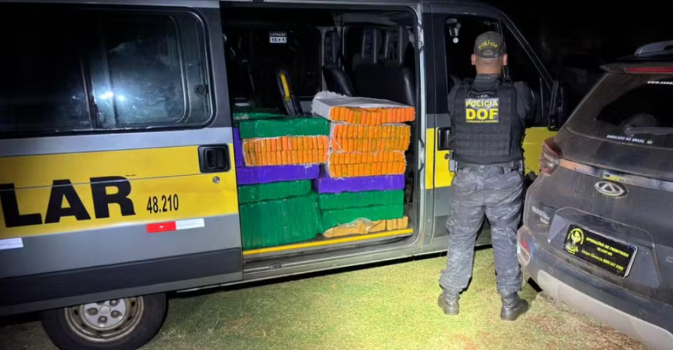 Seis são presos com droga em van escolar em Anaurilândia — Foto: DOF/MS