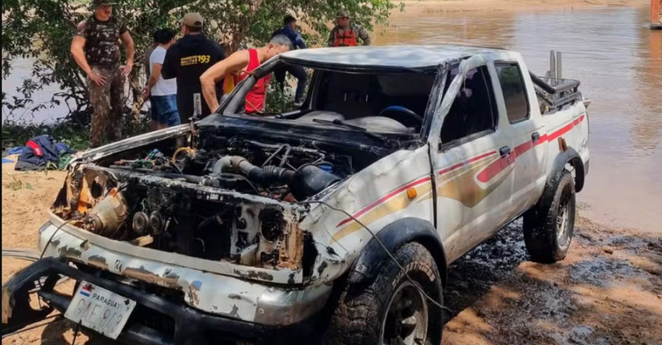 Homem paraguaio morre afogado após caminhonete cair de balsa no rio Apa, em MS — Foto: Corpo de Bombeiros Militar