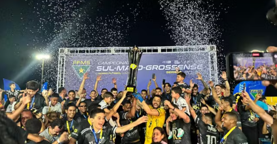 Operário-MS com a taça - Foto: Ge/Aline Nantes