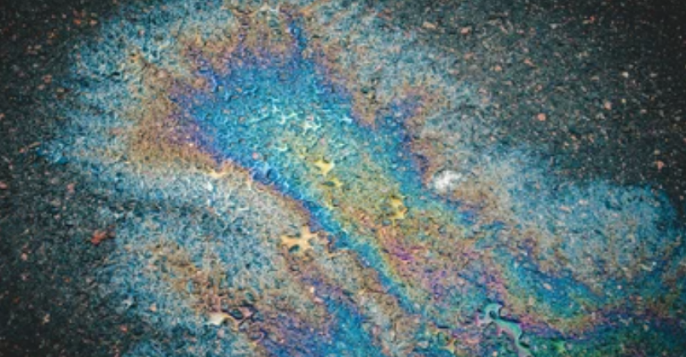 Oleo no asfalto - imagem ilustrativa