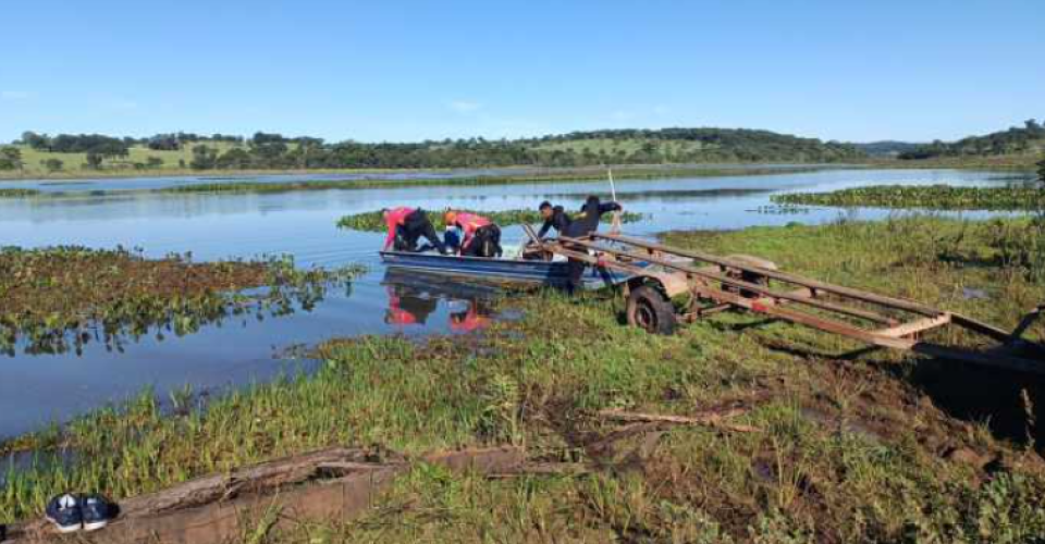 Mergulhadores durante as buscas pelo adolescente neste sábado - Foto: BNC Notícias