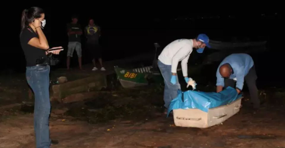 Cadáver sendo retirado do local na noite de ontem - Foto: Da Hora Bataguassu