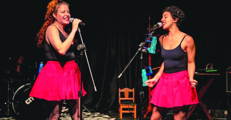 A peça conta com a atuação da diretora Estefânia Bueno ao lado da atriz Madu Flores - Foto: divulgação