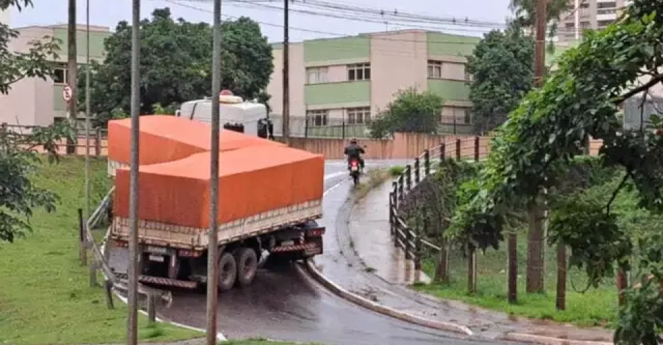 Carreta presa em alça de acesso que liga as avenidas Ceará e Afonso Pena - Foto: reprodução/redes sociais