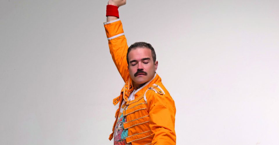 E o show  continua O vocalista Cassiano Carvalho (Freddie Mercury) e seu trio, literalmente encarnam a banda Queen - Foto: ZM Photo Studio & Dionizio Felippe/Divulgaçã