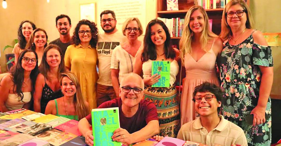 Turma do ‘Clube de Leitura Pássaro-Poesia’ posa para foto com o escritor Henrique Pimenta - Foto: Henrique Pimenta/Divulgação