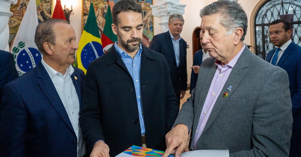 Da esquerda para a direita: Jorginho Melo, governador de SC, Eduardo Leite,  governador do RS, ao fundo, Jaime Verruck, Secretário de Estado de MS e Topázio Neto, prefeito de Florianópolis - Foto: reprodução/Codesul