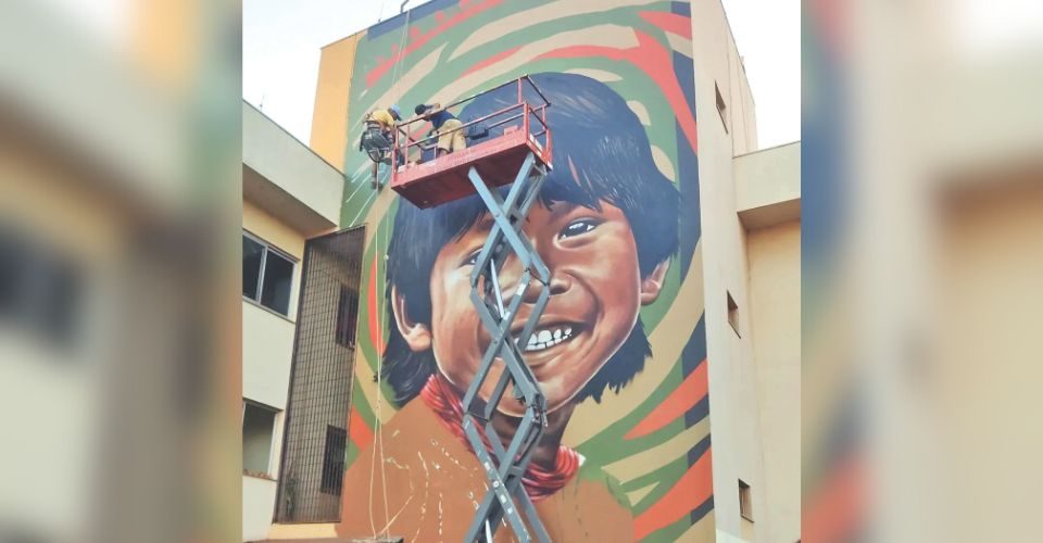 O Mural Caio Green e, ao lado, o mural Leo Mareco são obras que carregam questões sociais e raciais - Foto:   Reprodução redes sociais