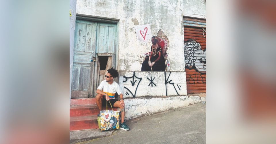 À esquerda, Leo Mareco com a Ecobag que aparece na novela; à direita, um dos Lambe-lambes de sua autoria - Foto: Arquivo pessoal Leo Mareco