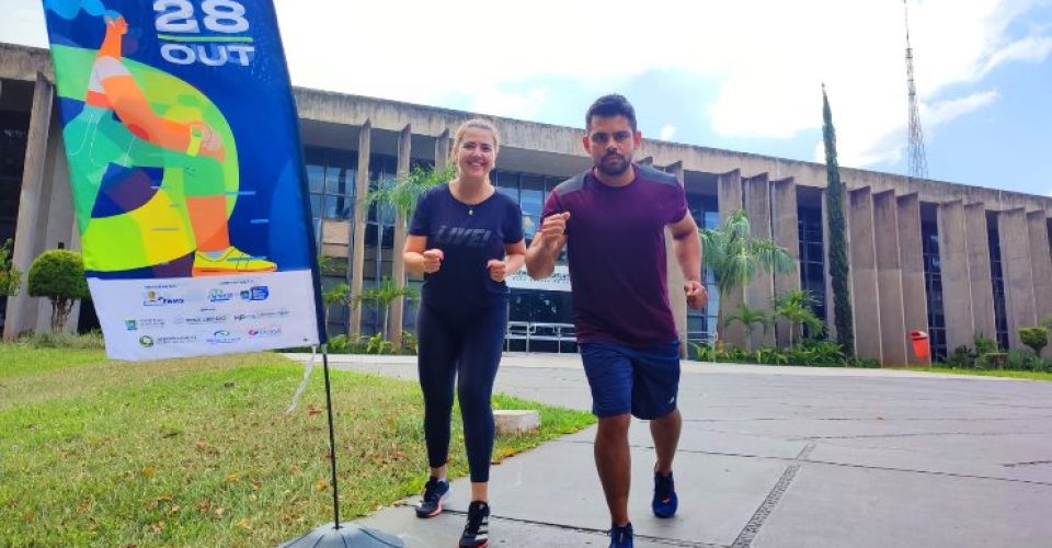 Camila e José Mario apostaram quem fará o melhor tempo no percurso de 10km.|Foto: Luciana Nassar/ALEMS