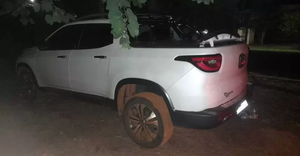 Picape da vítima no local onde foi deixada pelos criminosos - Foto: divulgação/PMMS