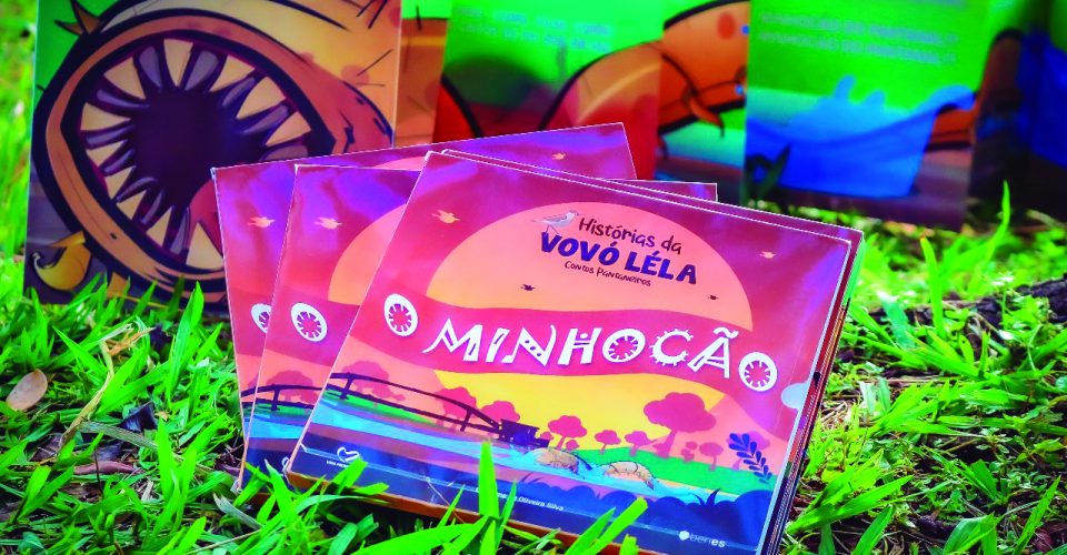 A escritora e professora Cristiane de Oliveira Silva e seu novo livro da saga Histórias da Vovó Lela - Foto: Divulgação