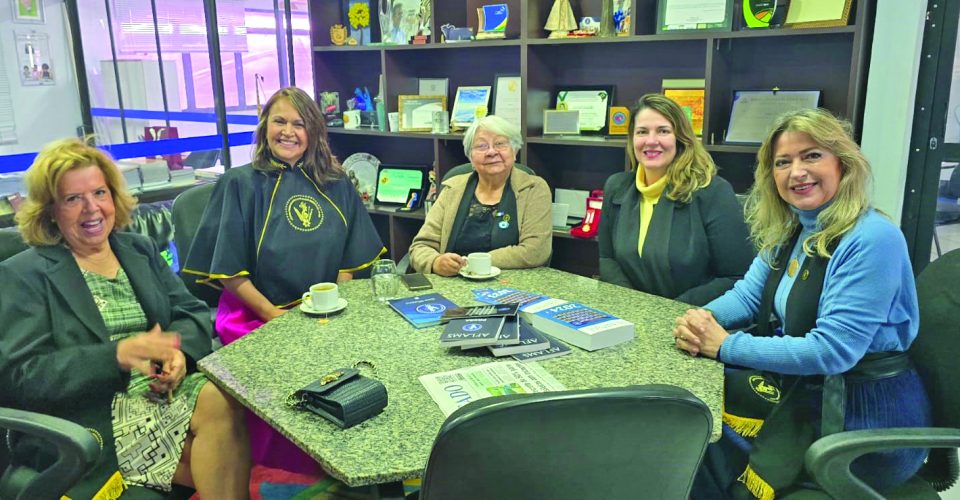 Da esquerda para direita: Terezinha de Alencar, Mara Calvis, Delasnieve Daspet, Luciana Randon e Érika Rando - Foto: Katia Saad/Divulgação