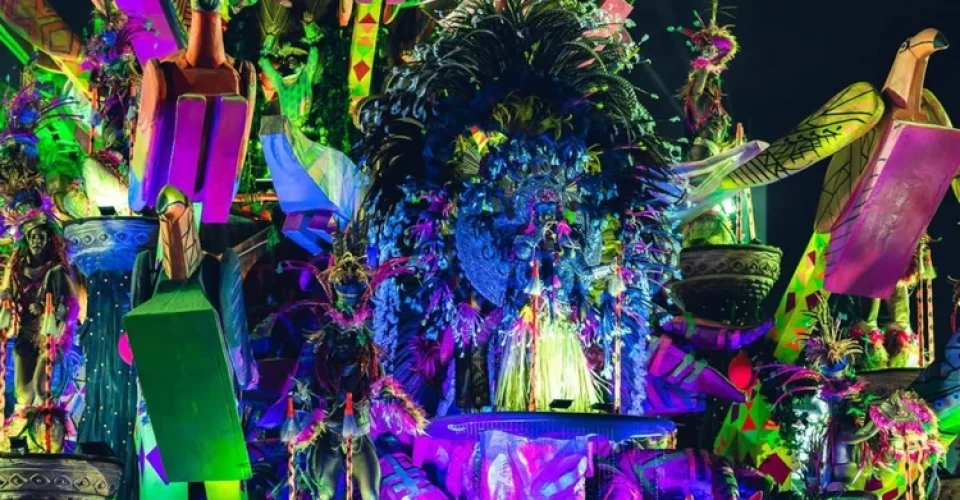 Estação Primeira de Mangueira foi a última a desfilar no primeiro dia do Grupo Especial do Rio - Foto: divulgação/RioCarnaval