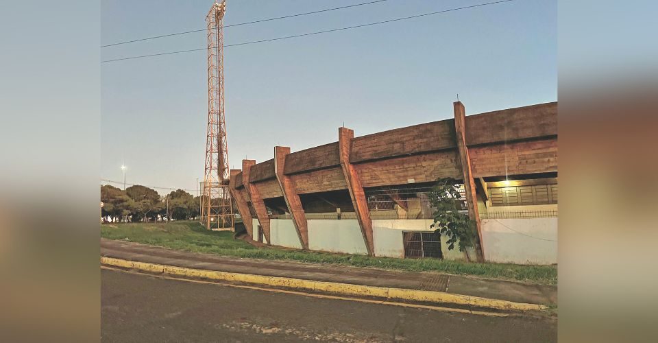 Imagem lateral do estádio Morenão feita em 17 de junho - Roberta Martins