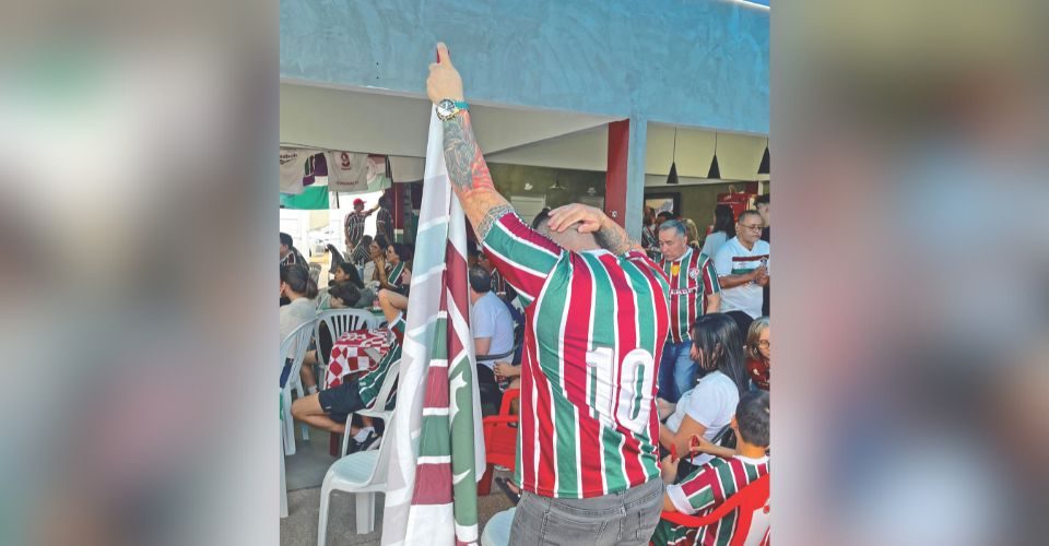 Torcida do Fluminense  se reúne no Bairro Tiradentes para assistir  semifinal de Mundial - Foto: Roberta Martins