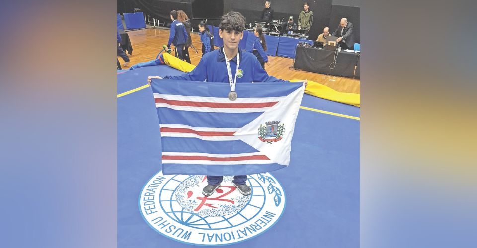 Vinícius Coelho Ribeiro exibe bandeira do município de Jardim em disputa na Argentina - Foto: Divulgação