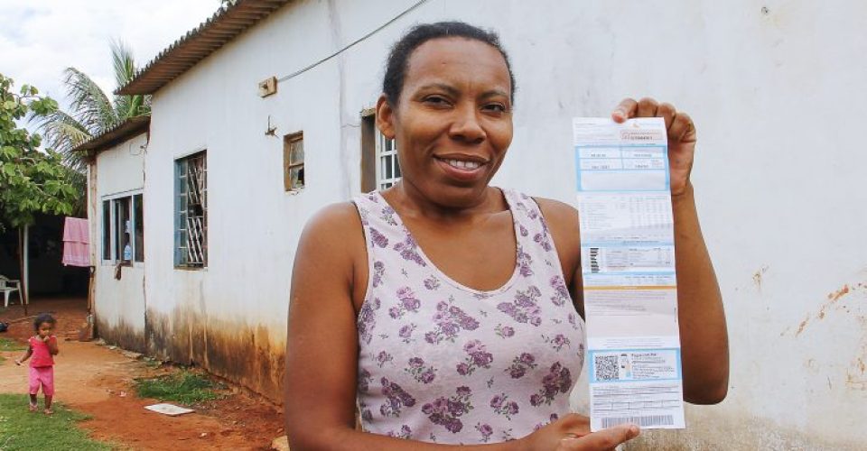 Dona Elizangela com a conta de energia zerada (Foto: Edemir Rodrigues/GOVMS)
