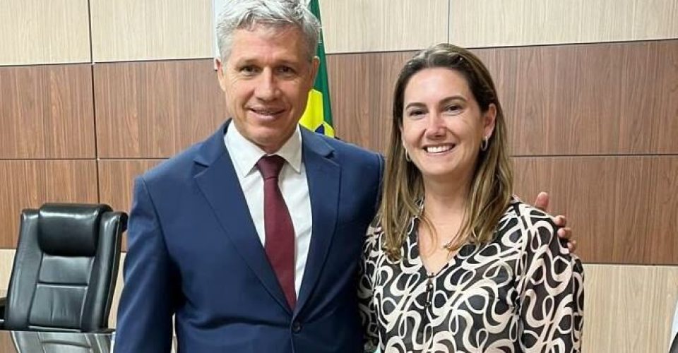 Prefeita de Aral Moreira, Dra. Elaine Soligo, com o ministro do Desenvolvimento Agrário e Agricultura Familiar, Paulo Teixeira, em Brasília Foto: divulgação