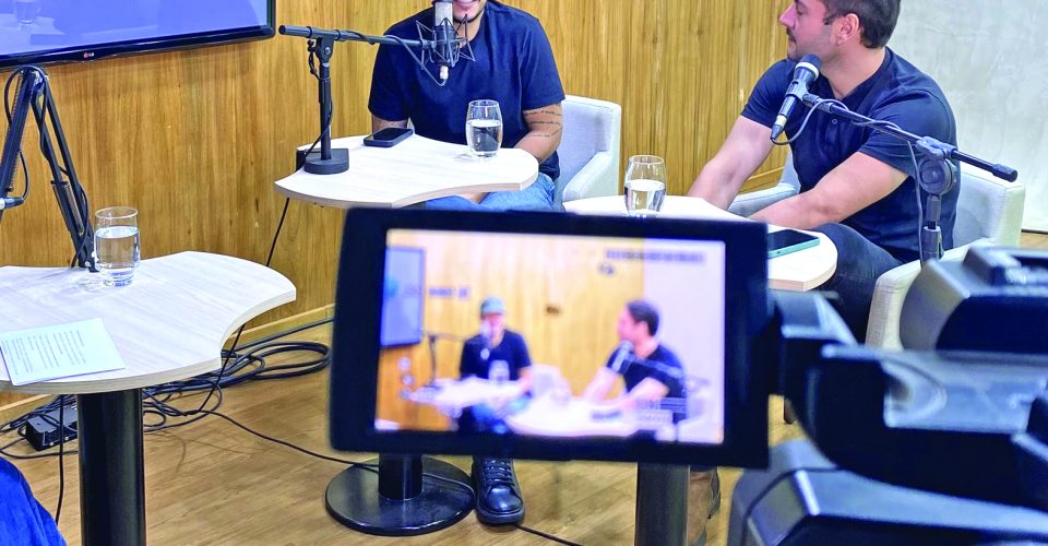 Carisma: A dupla esbanjou simpatia durante a gravação do podcast O Estado Pla