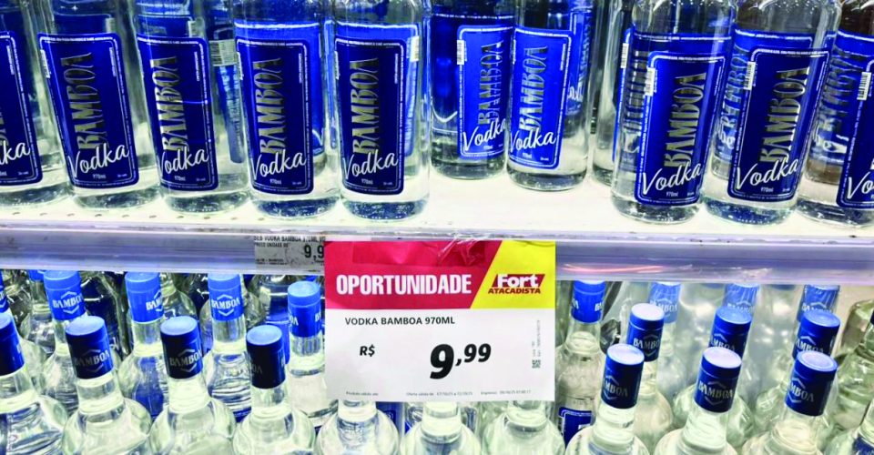 Foto: Prateleira lotada com bebida a espera de comprador que tem diminuído - Foto: Roberta Martins