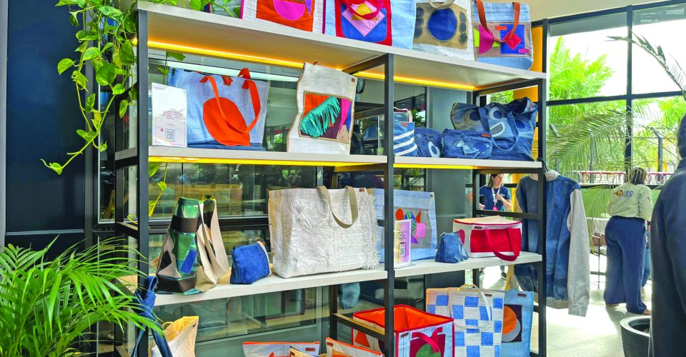 Costureiras transformam material reciclável de fertilizantes em bolsas - Foto: Roberta Martins