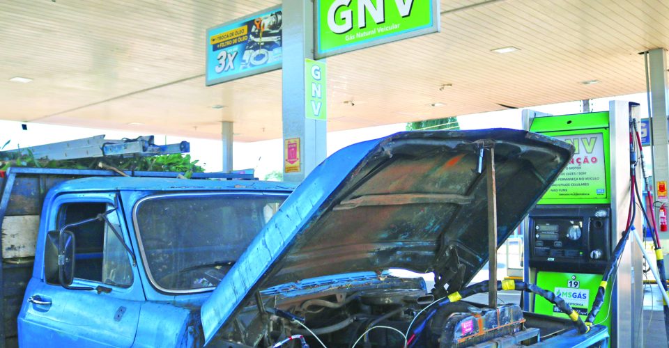 Abastecimento com GNV e oficina de transformação do veículo para o gás - Foto: Roberta Martins