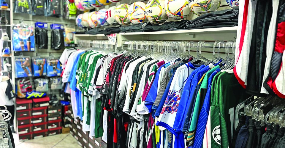 Lojistas ficaram empolgados com procura de camisas de futebol com o Mundia - Foto: Roberta Martins