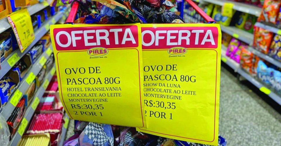 Promoções de ‘leve 2,
pague 1’, são estratégia
para liquidar últimos
ovos de Páscoa - Foto: Roberta Martins