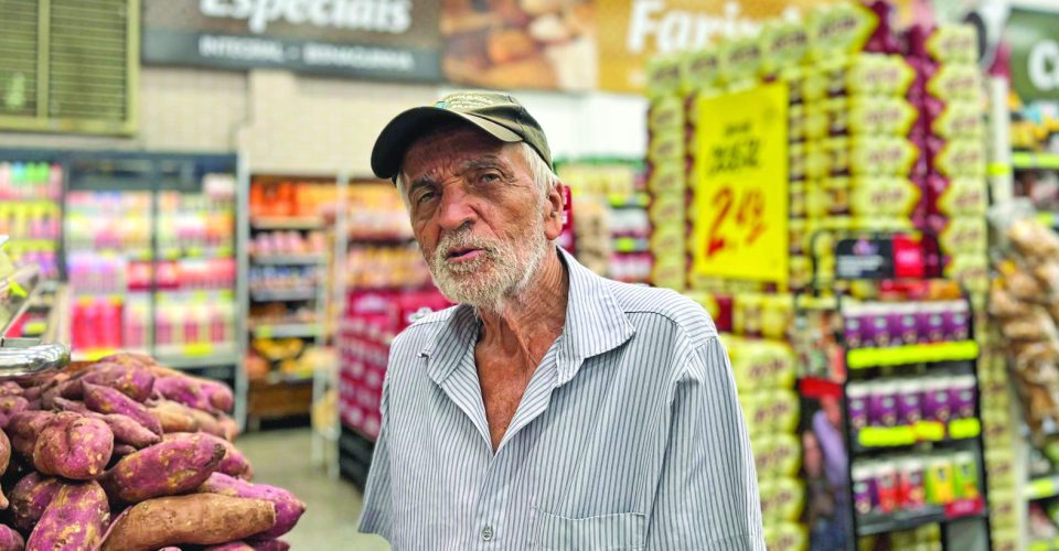 O aposentado José Soares diz que o café é o número um da lista dos produtos que mais aumentaram - Foto: Roberta Martins