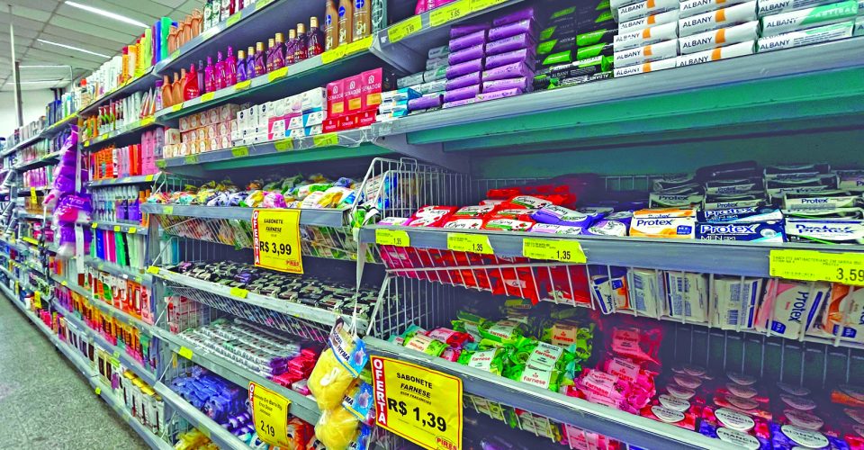 Prateleiras abastecidas 
com diversas marcas 
de sabonete em 
supermercado - Foto: Roberta Martins